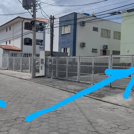 Apto térreo em Ubatuba, a 50 metros do mar-2